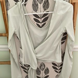 ✴️ NWT LULULEMON IT’S A TIE LONG SLEEVE OCEAN MIST GREEN SIZE 6 SMALL